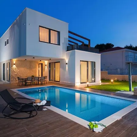 Villa Luxury On The Beach With Pool More