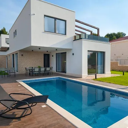 Villa Luxury On The Beach With Pool More