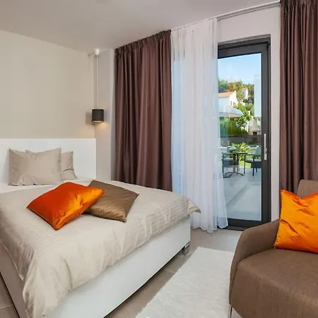 Villa Luxury On The Beach With Pool More Trogir