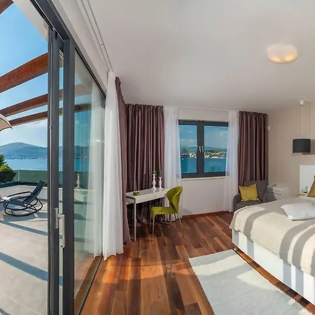 Villa Luxury On The Beach With Pool More Trogir